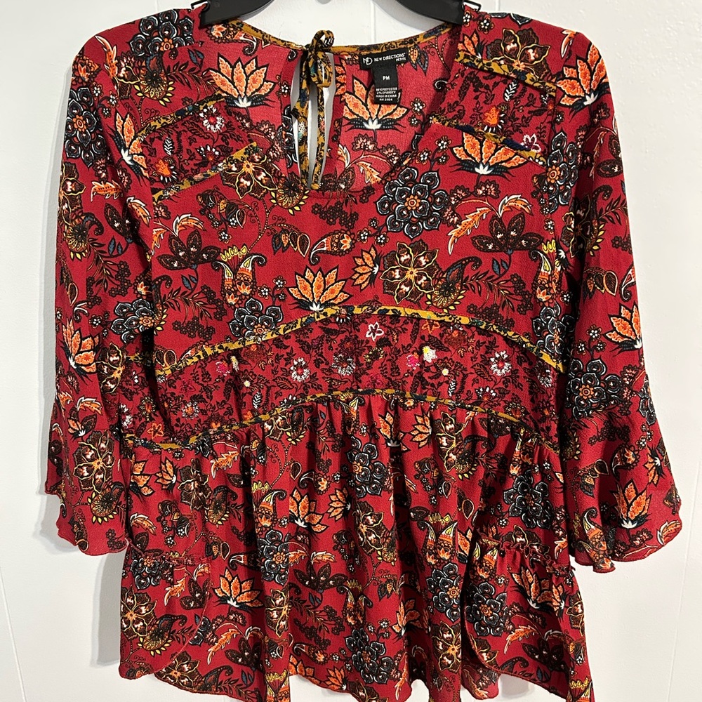 Women’s‎ size petite medium, New Directions Red Floral Blouse. 70s retro. B-13
